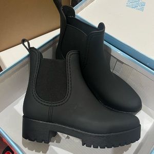NEW IN BOX Platform Chelsea Boots